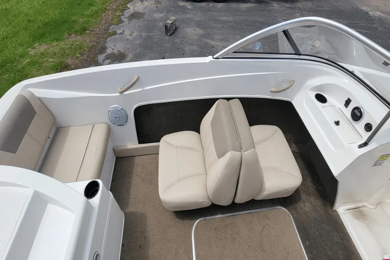 Slide: The Image of Bayliner 175 Bowrider 2016 - 10