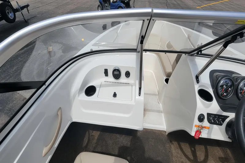 Slide: The Image of Bayliner 175 Bowrider 2016 - 7