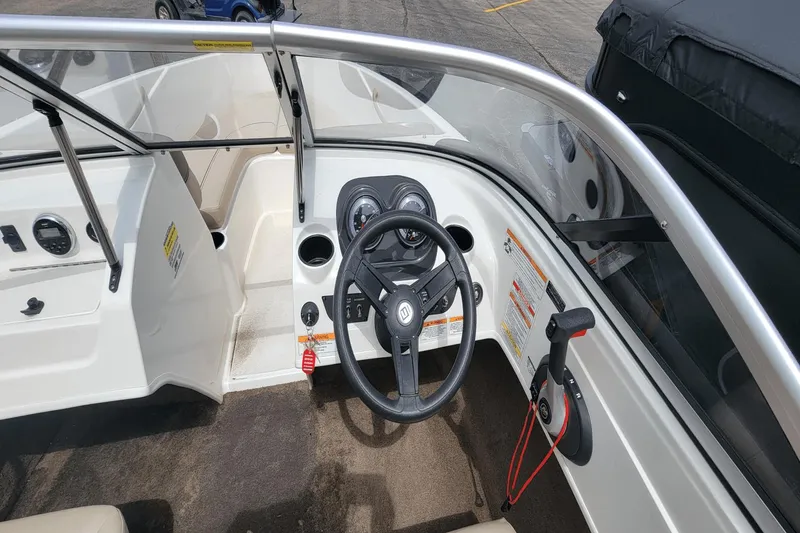 Slide: The Image of Bayliner 175 Bowrider 2016 - 8