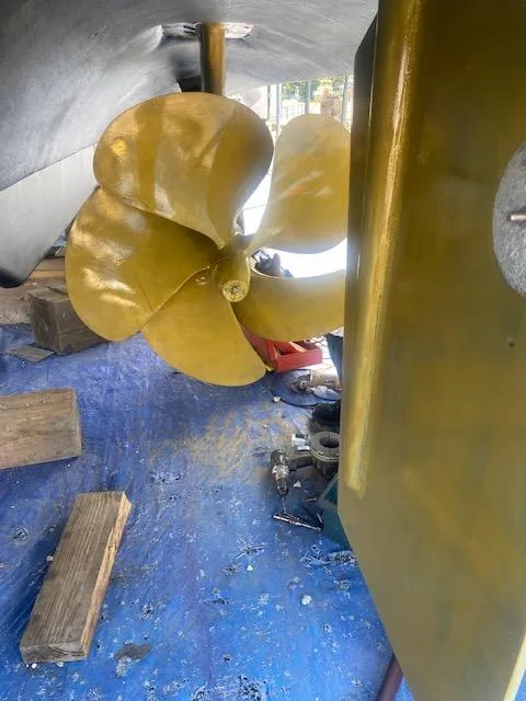 Slide: The Image of Propeller of 2003 Hargrave Sky Lounge yacht on blue tarp during maintenance. - 46