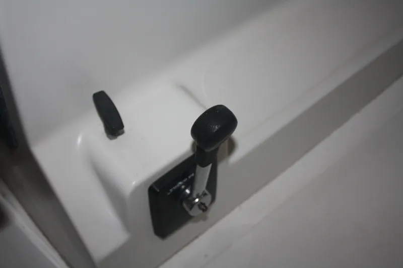 Slide: The Image of 1978 Bombay Clipper Sloop throttle lever on white control panel. - 41