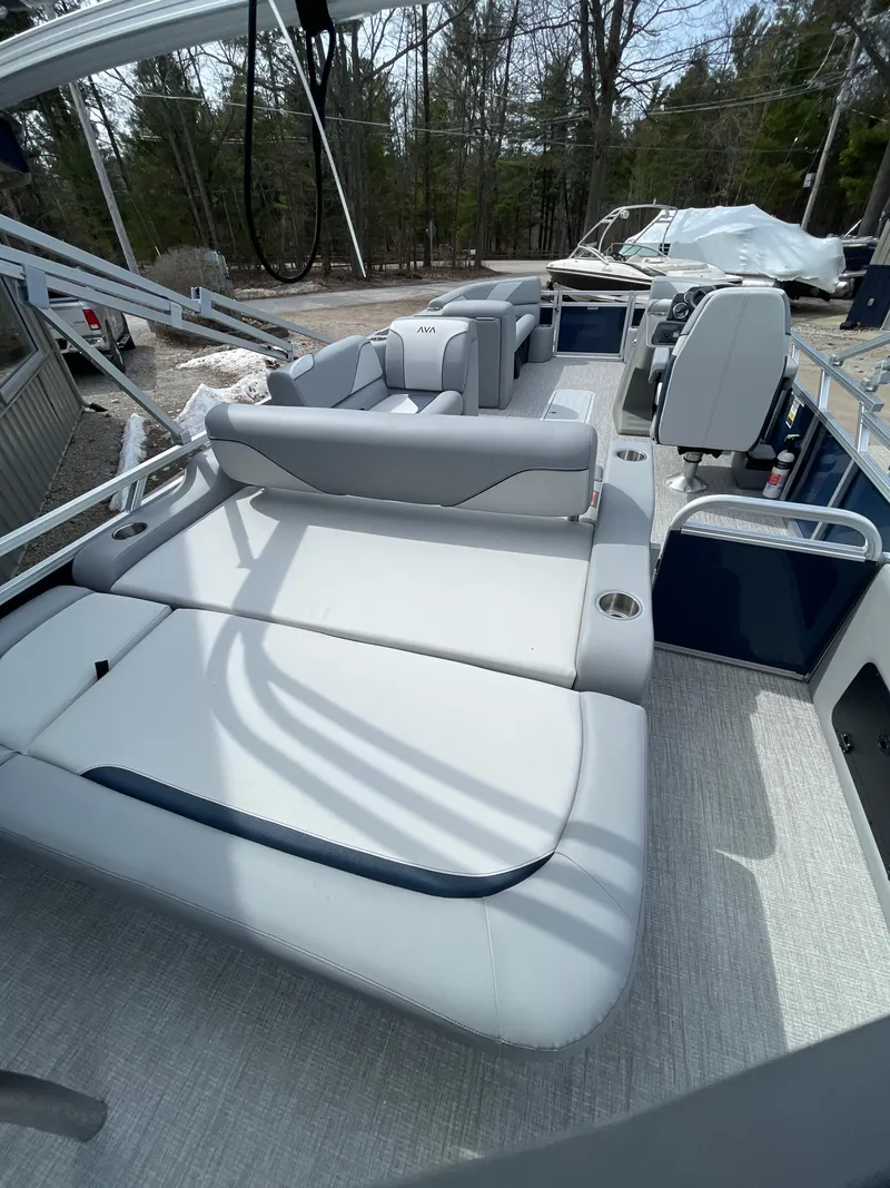Slide: The Image of 2025 Avalon 23 Venture 85 VRB boat with spacious seating and modern design. - 5