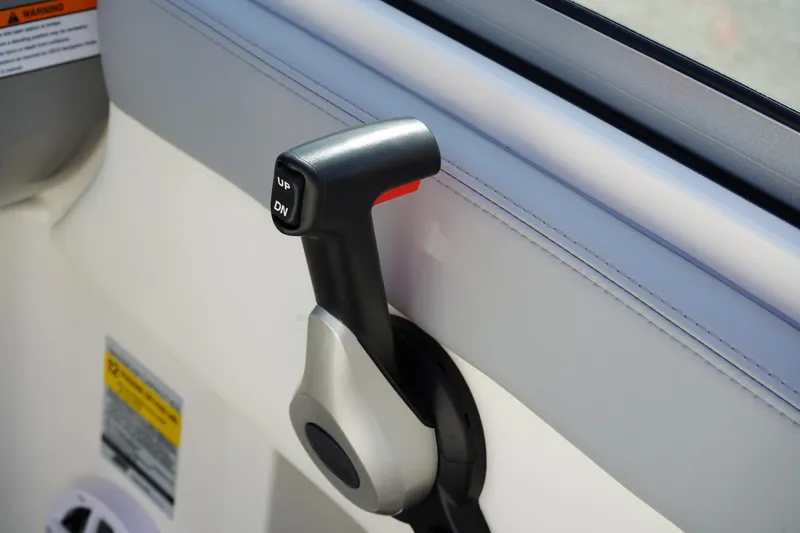 Slide: The Image of Throttle control lever on 2023 Chaparral 21 SSi OB boat. - 28