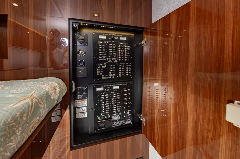 Slide: The Image of Cruisers Yachts 50 Cantius 2021 - 39