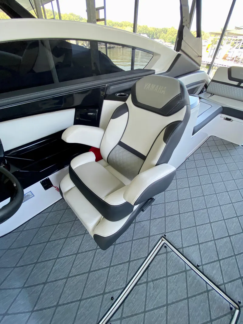Slide: The Image of Captain's chair on 2019 Yamaha Boats 275 SE, featuring sleek design and comfortable seating. - 22