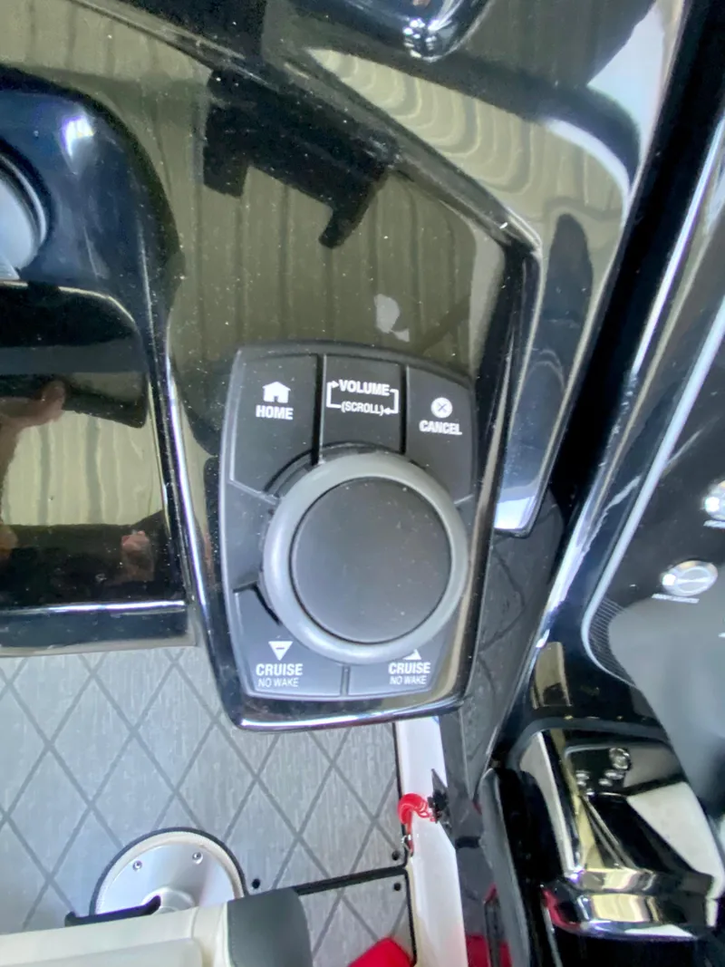 Slide: The Image of Control panel of 2019 Yamaha Boats 275 SE with volume and cruise settings. - 24