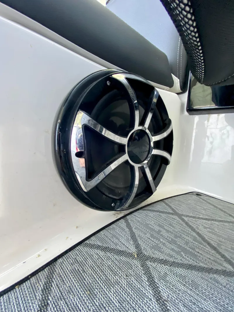 Slide: The Image of Speaker detail on 2019 Yamaha Boats 275 SE interior. - 28