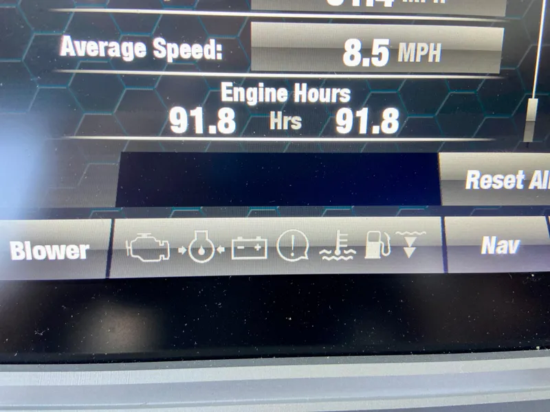 Slide: The Image of Yamaha Boats 275 SE 2019 dashboard showing 91.8 engine hours and 8.5 MPH average speed. - 41