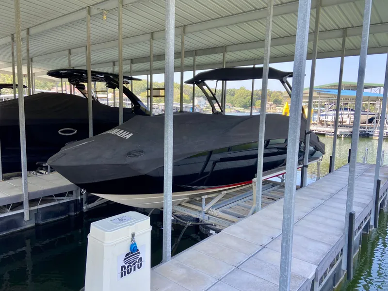Slide: The Image of 2019 Yamaha Boats 275 SE covered in a marina dock. - 42
