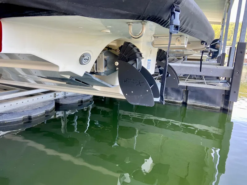 Slide: The Image of 2019 Yamaha Boats 275 SE propellers above green water in a dock. - 43