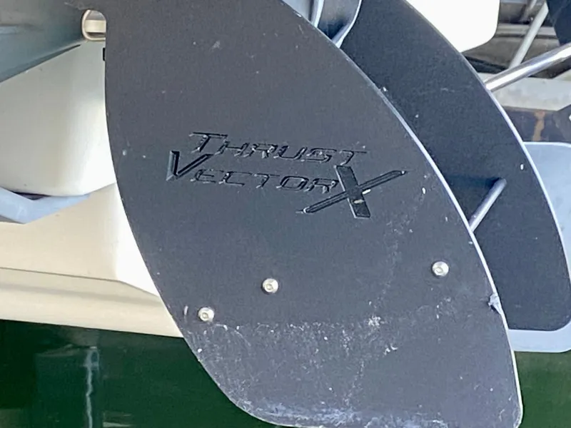 Slide: The Image of Thrust Vector X on 2019 Yamaha Boats 275 SE, close-up view. - 44