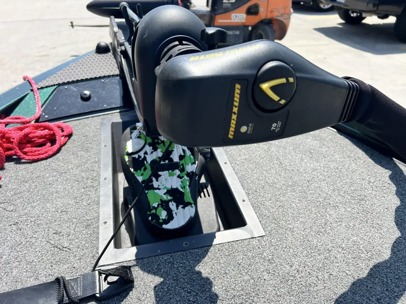 Slide: The Image of Trolling motor on 1994 Skeeter 140 SLS boat deck with red rope. - 22