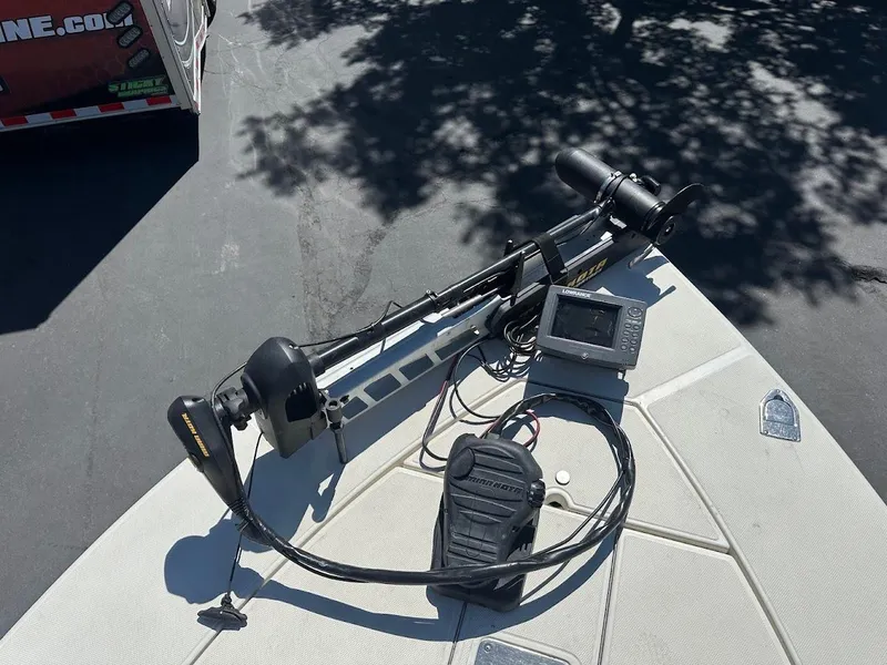 Slide: The Image of Trolling motor and control panel on 2007 Ranger 191 Cayman boat deck. - 18