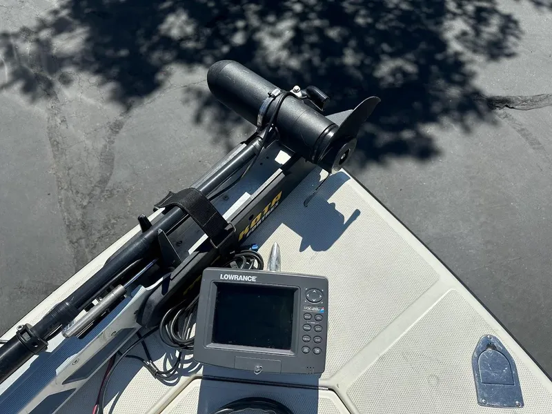 Slide: The Image of Boat deck with Lowrance fish finder and trolling motor on 2007 Ranger 191 Cayman. - 20