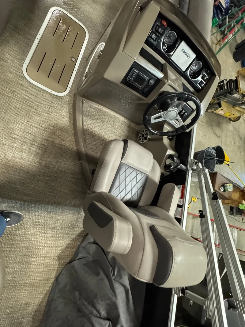 Slide: The Image of 2018 Bennington 25 SSXAPG boat interior with steering wheel and control panel. - 17