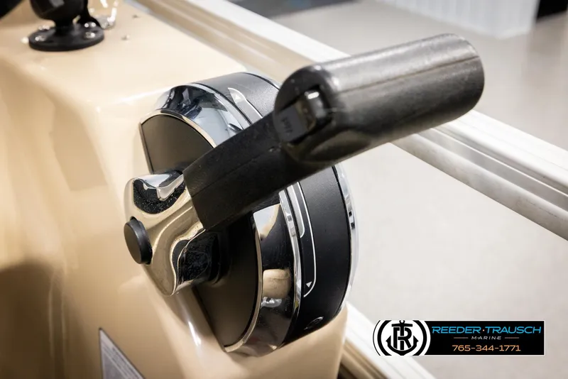 Slide: The Image of Throttle control of a 2016 Sun Tracker 24 Party Barge boat. - 32