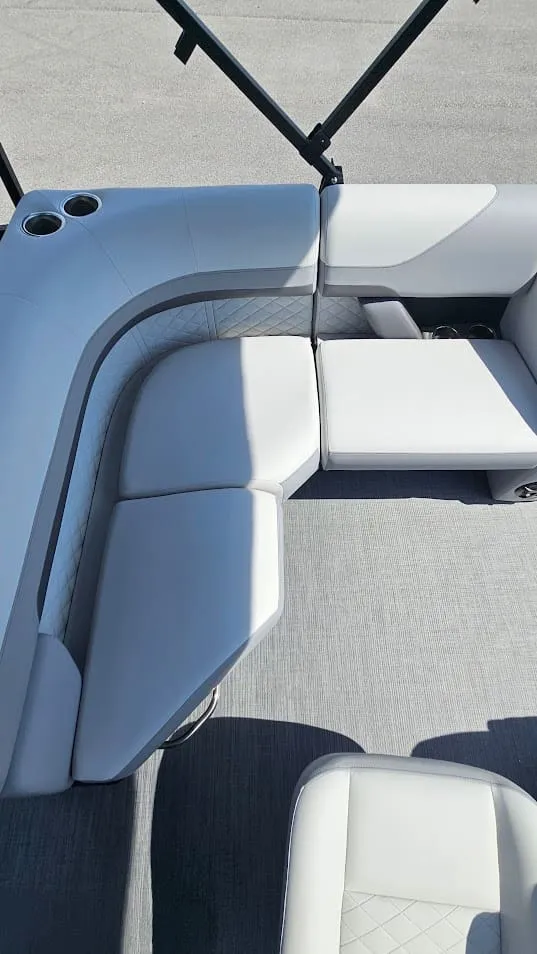 Slide: The Image of Lowe Pontoon SF214 2025 - 18