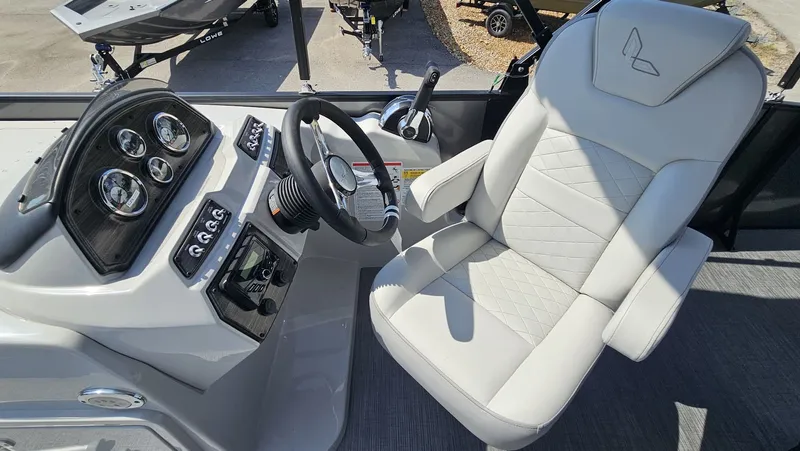 Slide: The Image of Lowe Pontoon SF214 2025 - 13