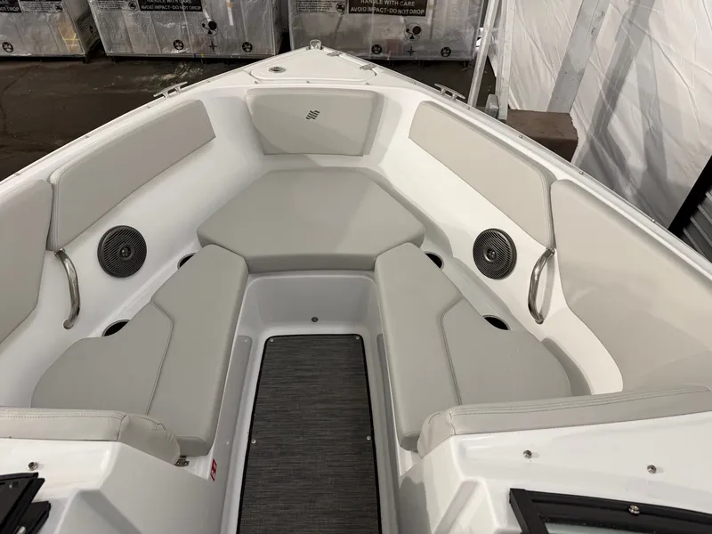 Slide: The Image of Four Winns H Series H1 I/O Freedom 2026 - 4