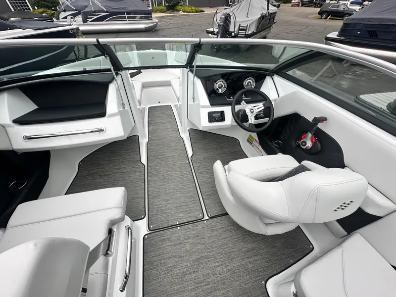 Slide: The Image of Four Winns H Series H2 I/O Freedom 2026 - 11