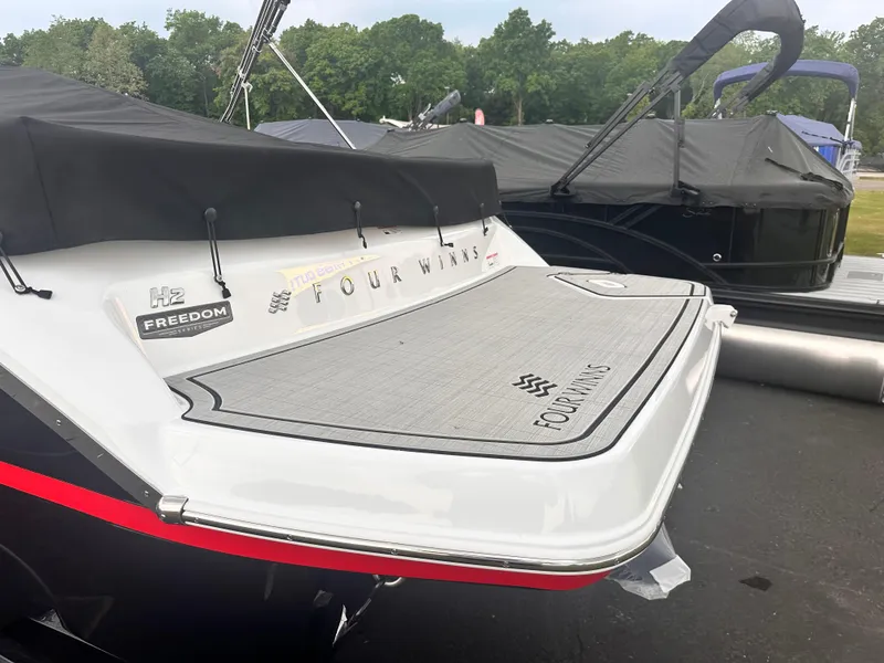 Slide: The Image of Four Winns H Series H2 I/O Freedom 2026 - 4