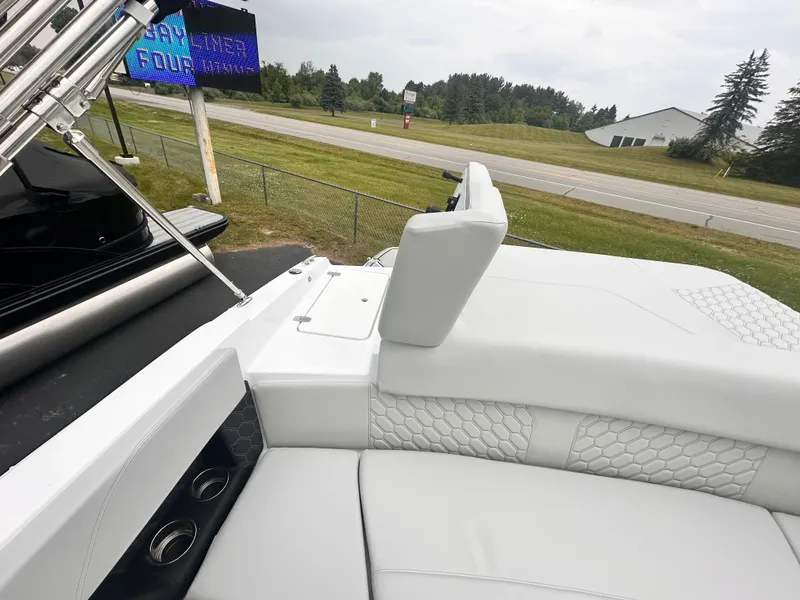 Slide: The Image of Four Winns H Series H2 I/O Freedom 2026 - 7