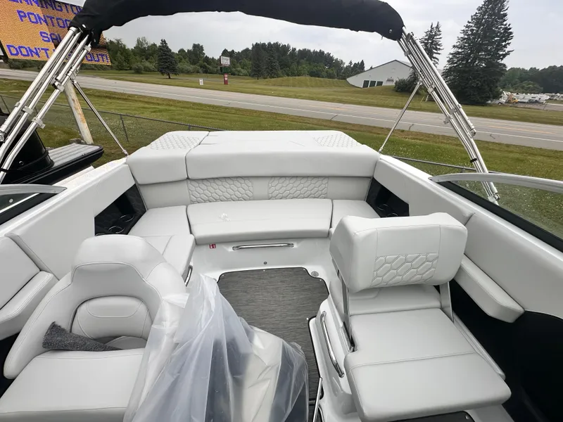 Slide: The Image of Four Winns H Series H2 I/O Freedom 2026 - 8