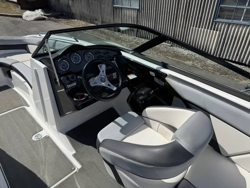 Slide: The Image of Yamaha 212SS 2013 - 9