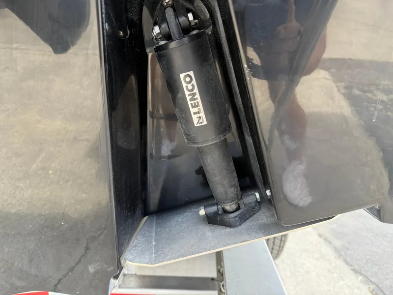 Slide: The Image of Trim tab actuator on 2025 NauticStar 292 Legacy boat. - 7