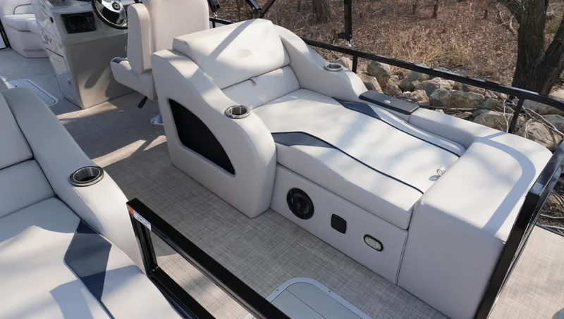 Slide: The Image of SunCatcher Select 322SS 2023 - 18