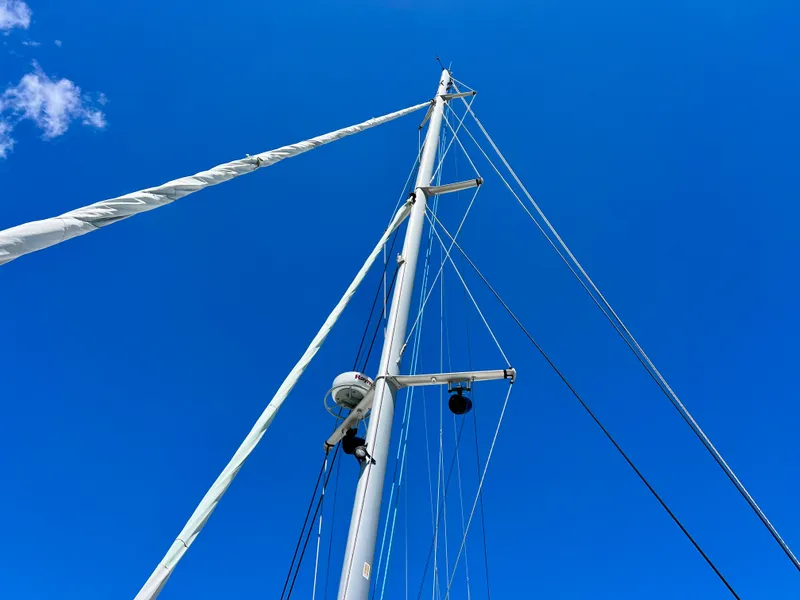 Slide: The Image of Mast of 2010 Voyage Yachts 500 against clear blue sky. - 14