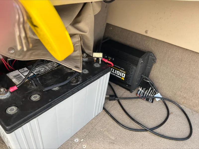 Slide: The Image of Battery and charger setup in a 2001 Alumacraft Trophy 185 boat. - 10
