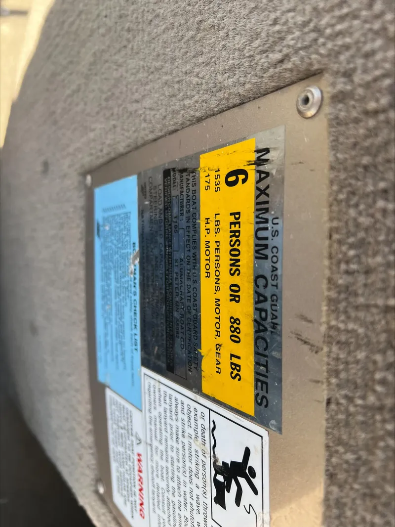 Slide: The Image of Capacity plate on 2001 Alumacraft Trophy 185, max 6 persons or 880 lbs. - 9