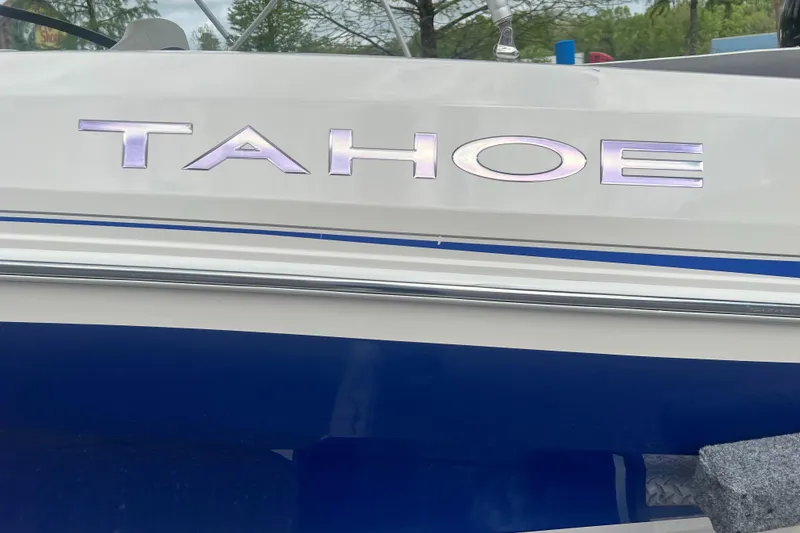 Slide: The Image of 2016 Tahoe TAH450TS boat with blue and white exterior detailing. - 10
