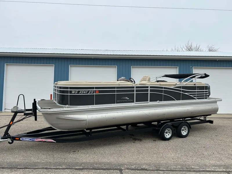 Slide: The Image of 2014 Bennington 2550 RCL pontoon boat on trailer, parked in front of blue garage. - 8
