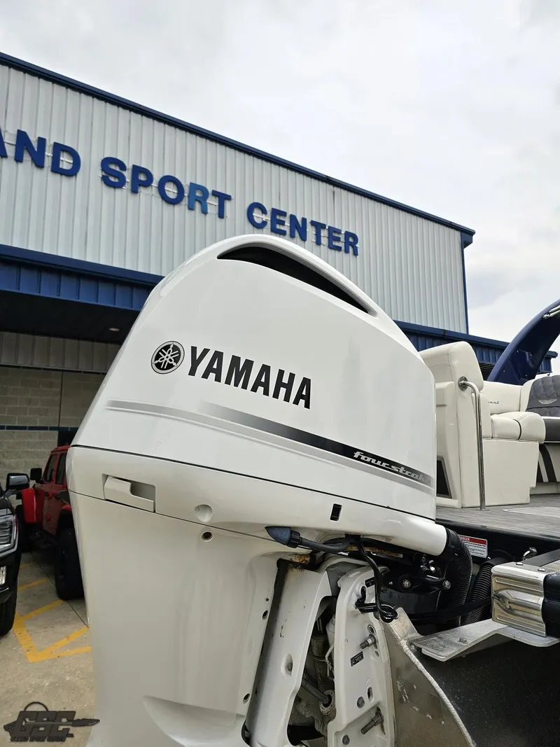 Slide: The Image of 2021 Bennington RX 25 Quad Bench with Yamaha engine at a sport center. - 30