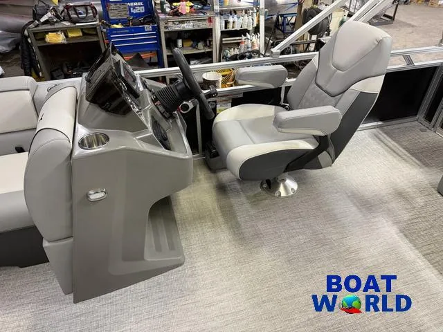 Slide: The Image of Tahoe Sport 2385 Swingback (VRB) Tritoon & Honda 4-Strok 2025 - 10