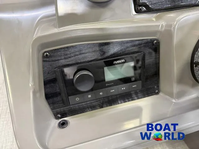 Slide: The Image of Tahoe Sport 2385 Swingback (VRB) Tritoon & Honda 4-Strok 2025 - 13