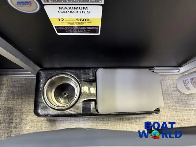 Slide: The Image of Tahoe Sport 2385 Swingback (VRB) Tritoon & Honda 4-Strok 2025 - 16