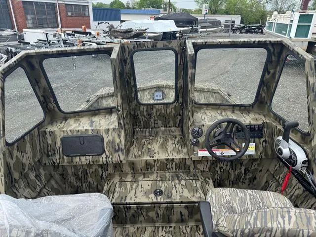 Slide: The Image of SeaArk 2072 MVJT Flatcat 2026 - 9