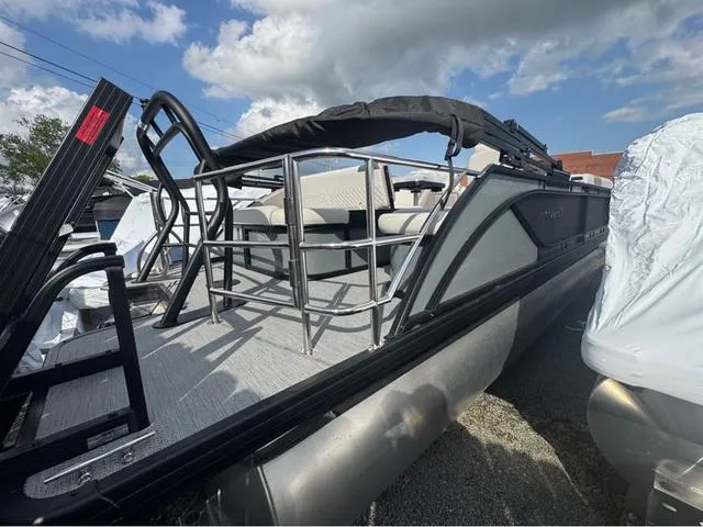 Slide: The Image of Godfrey Sweetwater 2286 SFL Tritoon - Yamaha 150 2025 - 10
