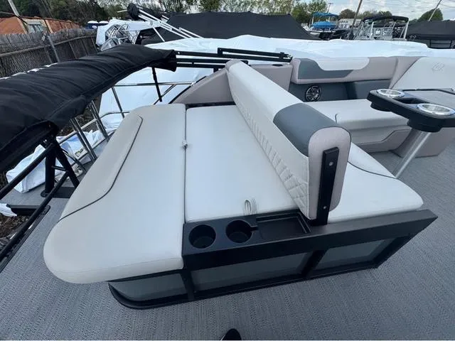 Slide: The Image of Godfrey Sweetwater 2286 SFL Tritoon - Yamaha 150 2025 - 7