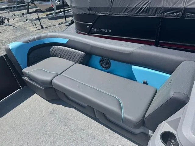 Slide: The Image of Godfrey Sweetwater 2286 SB - 150 HP Yamaha 2025 - 10