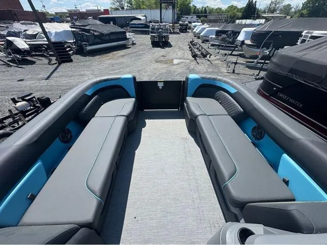 Slide: The Image of Godfrey Sweetwater 2286 SB - 150 HP Yamaha 2025 - 11