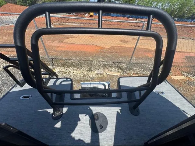 Slide: The Image of Godfrey Sweetwater 2286 SB - 150 HP Yamaha 2025 - 13