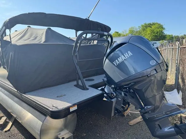 Slide: The Image of Godfrey Sweetwater 2286 SB - 150 HP Yamaha 2025 - 15