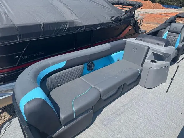 Slide: The Image of Godfrey Sweetwater 2286 SB - 150 HP Yamaha 2025 - 6