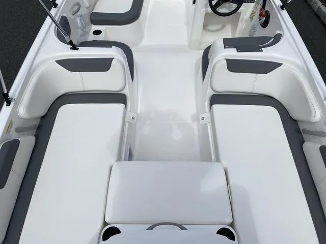 Slide: The Image of Bayliner Element E18 2025 - 10