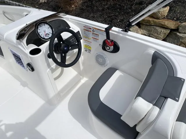 Slide: The Image of Bayliner Element E18 2025 - 11