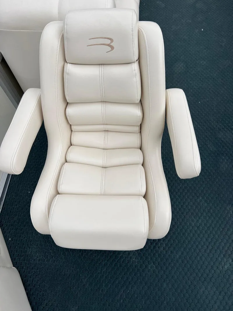 Slide: The Image of Luxurious white leather seat on 2002 Bennington 2575 FS boat, featuring ergonomic design. - 17